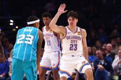 亚歷(lì)山大9中7高效领衔，卫冕冠军季前赛展(zhǎn)露冠军相