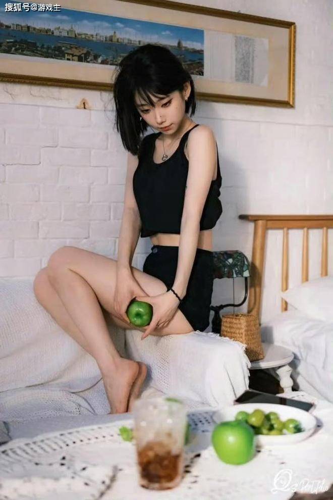 LPL新晋顶级美女主持火了，神似戚薇，解说Rita花瓶地位不保