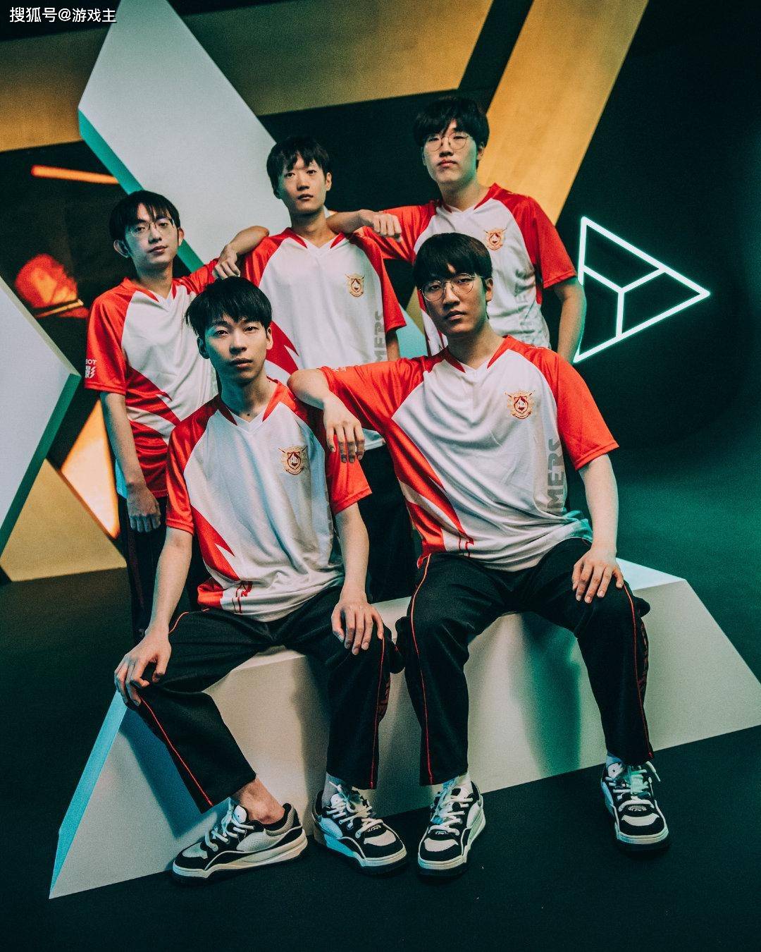 英雄联盟石油杯吕布战三英图火了,LPL最惨战队,迎战LCK最强上单