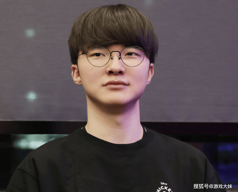 LOL比赛暂停长达3小时,选手打开直播看比赛,被官方禁赛处罚