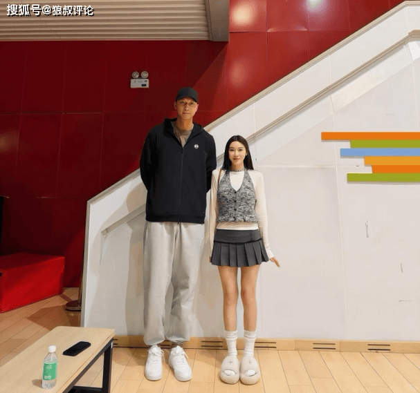 女网友社媒晒与易建联合照:支持中国男篮十几年 为国争光的球员很光荣