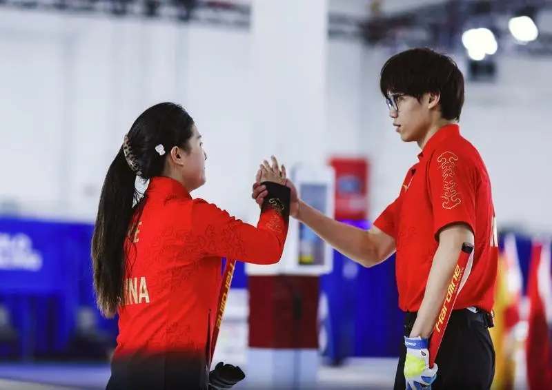 5连胜！冬奥冰壶落选赛混双小组赛 中国组合明日迎关键战